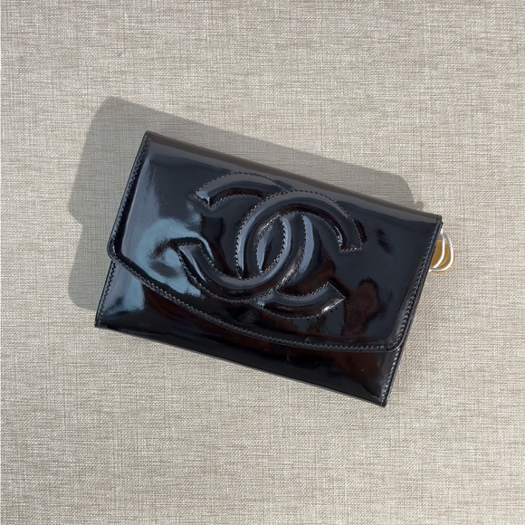 CHANEL Black Patent Leather CC Zip Wallet / Clutch - Picture 4 of 16